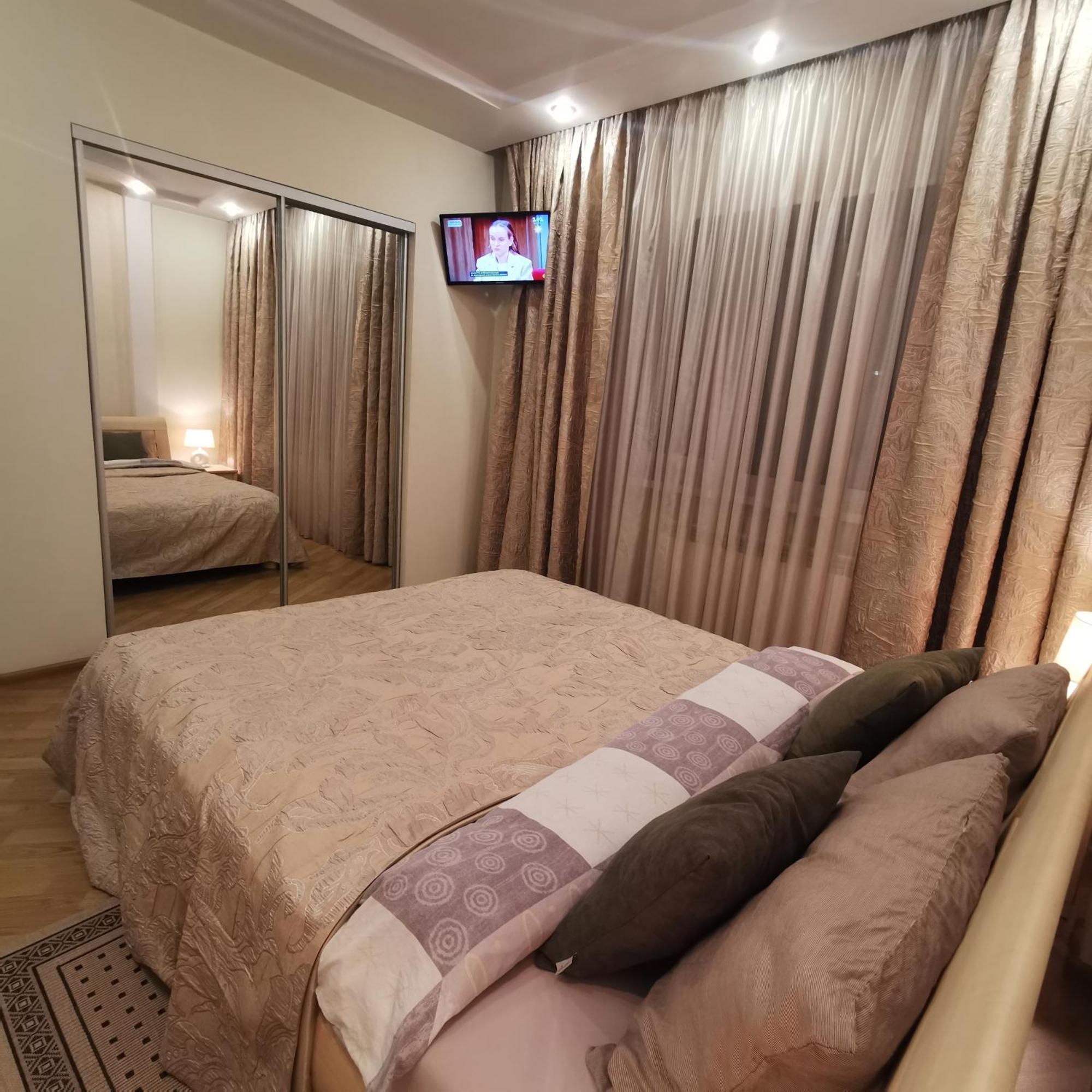 Big Apartment In Rivne Center Ngoại thất bức ảnh