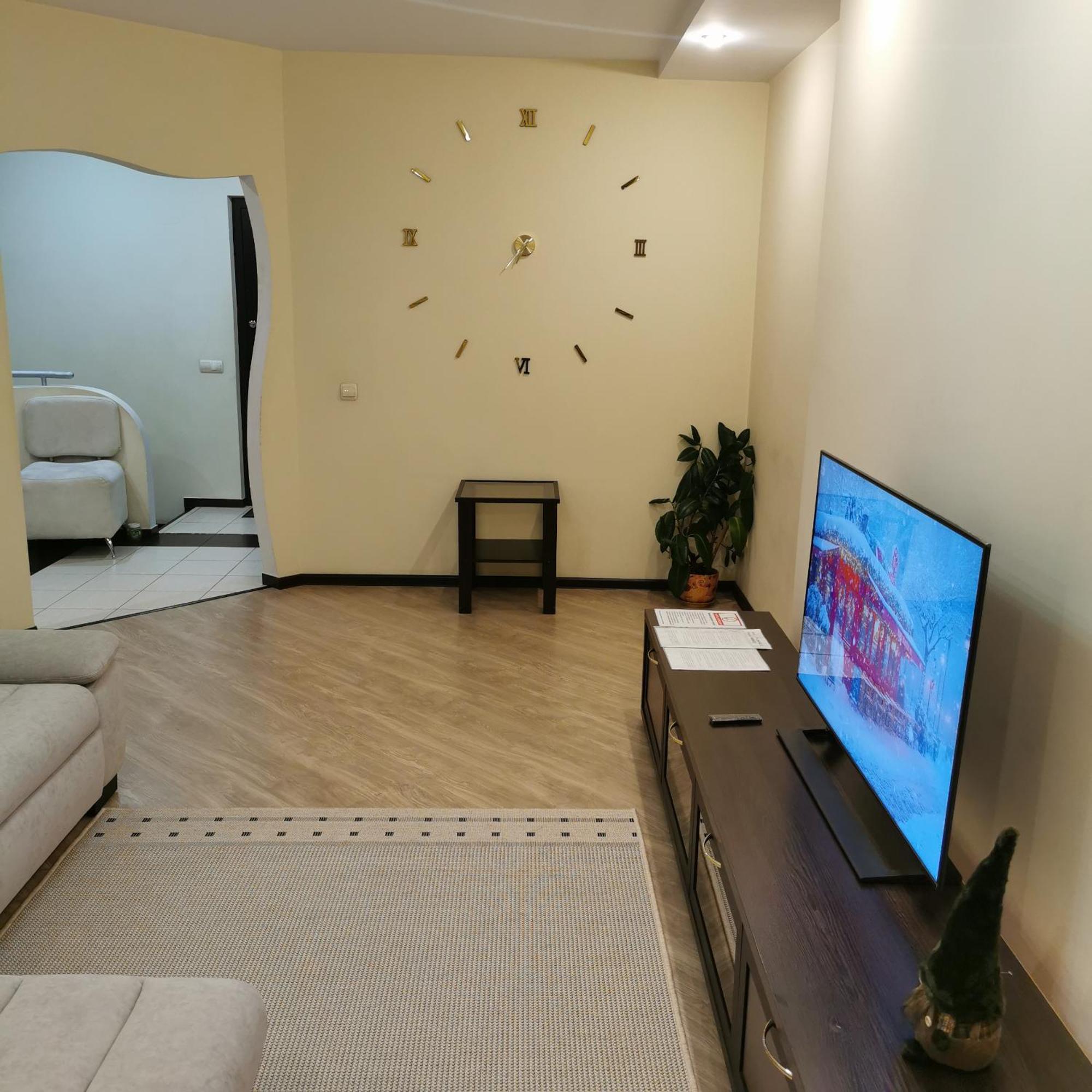 Big Apartment In Rivne Center Ngoại thất bức ảnh